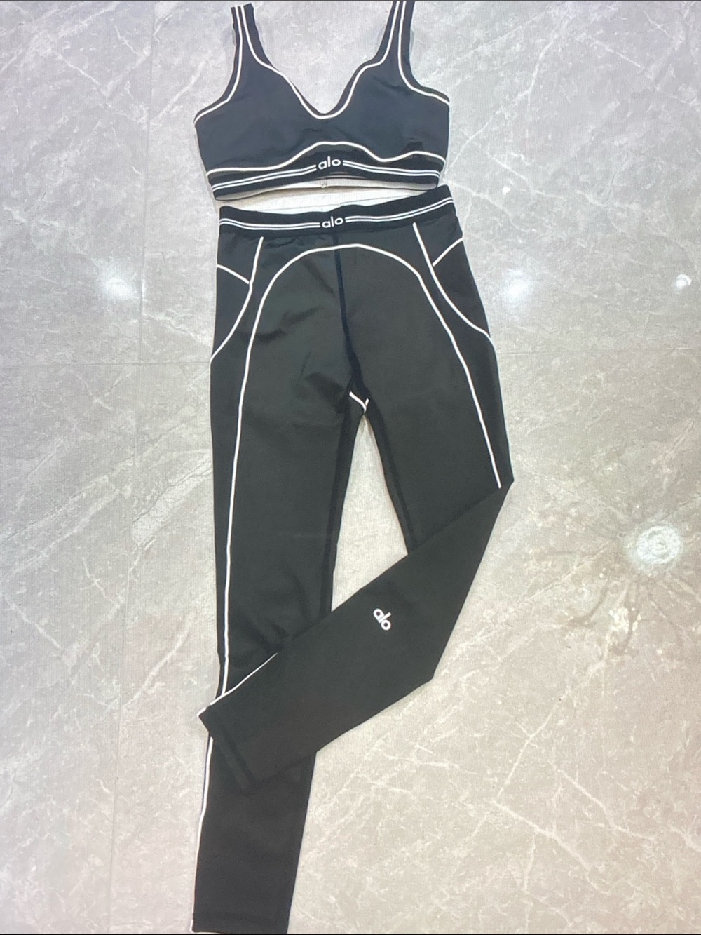 Alo Yoga Matching Set Black White
Piping Sports Bra & High Waist Leggings
Descri